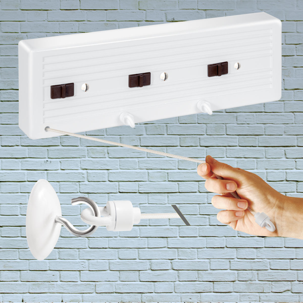 Tendedero retráctil Tensoline de 3 líneas instalado en pared